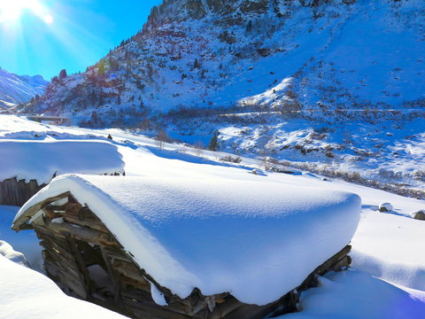 Alte Holzh&auml;user in den Alpen
