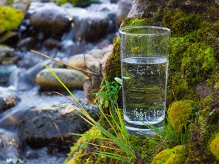 Fototapeten Natürliches Wasser im Glas © arttim