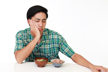 疲れた表情の男性