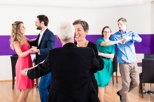 Gruppe von Paaren in Tanzschule beim Tanzen