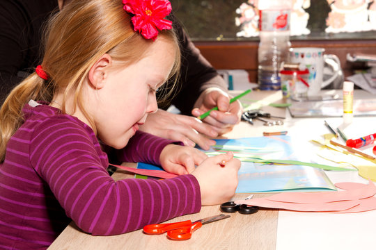 Mädchen beim malen mit Bundstift