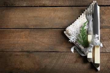 Fototapeta na wymiar Christmas serving cutlery with napkin on a wooden background