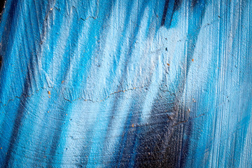 Mur peint en bleu avec traces de plâtre