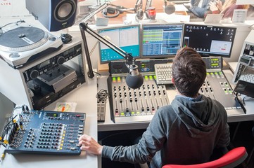 Technicien et Studio de radio