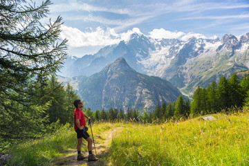 Fototapeta na wymiar Hiker resting in front of majestic Monte Bianco (Mont Blanc)