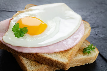 Spiegelei auf Kochschinken und Toast 
