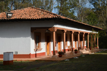 Casa antigua con muchas columnas y puertas. 
