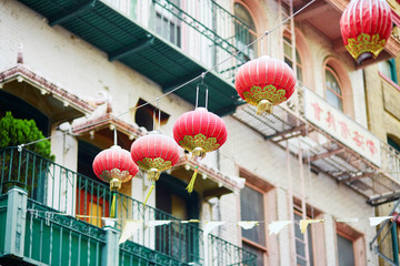 Beautiful red Chinese lanterns in Chinatown of San Francisco - obrazy, fototapety, plakaty