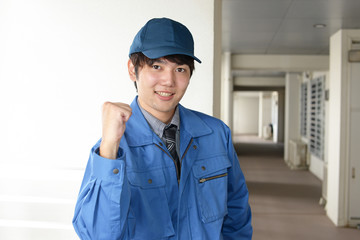 ガッツポーズの労働者