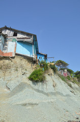 Деревянное строение, стоящее на краю обрыва