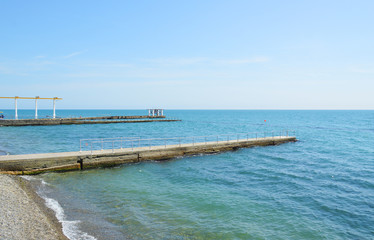 Пирсы на пляже на берегу Черного моря