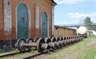 Вагонные колёсные пары на запасном железнодорожном...