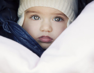 Bimba nel passeggino