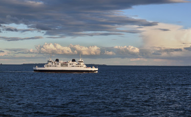Fototapeta na wymiar Ship in the sea in sunny day