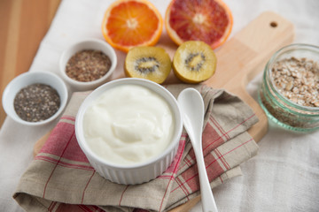 Joghurt mit Müsli und Früchten 
