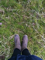 Schuhe auf Waldboden