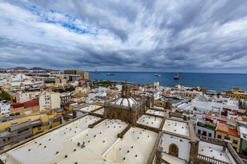 Fototapeta na wymiar Panoramic view of Las Palmas de Gran Canaria on a cloudy day, view from the Cathedral of Santa Ana