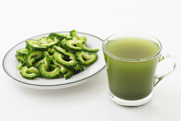 新鮮なにがうりと野菜ジュース 