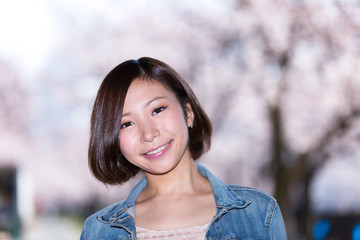 満開の桜・笑顔の女性 (桜ノ宮公園)
