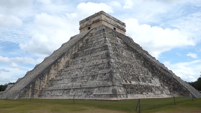 chichen itza pyramids in yucatan mexico