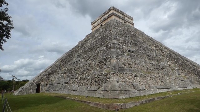 chichen itza pyramids in yucatan mexico