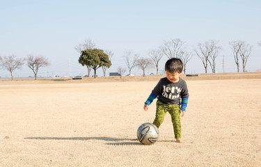 サッカーボールを蹴る男の子