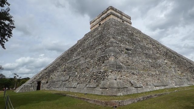 chichen itza pyramids in yucatan mexico