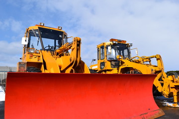 Obraz premium 待機中の除雪車／豪雪地帯の山形県で、除雪車を撮影した写真です。本格的な降雪期が到来し、今シーズン何度も出動した待機中の除雪車です。