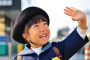 元気よく手を振る女の子（幼稚園）