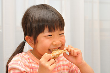 手羽先を食べる女の子