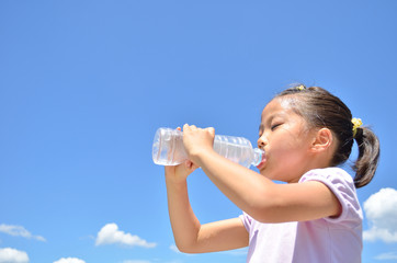水を飲む女の子（青空、夏）