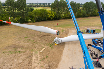 Luftbild der Errichtung einer Windenergieanlage Rotorblatt Montage