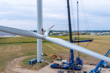 Luftbild der Errichtung einer Windenergieanlage Stern Zug bzw. Montage