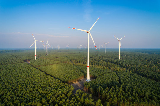 Panorama eines Windparks im Wald