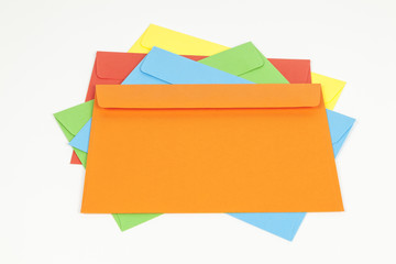 Viele bunte Briefumschläge