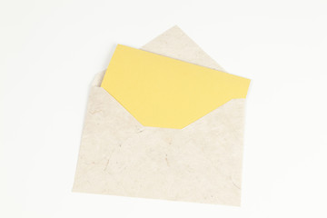 Briefumschlag mit gelber Karte