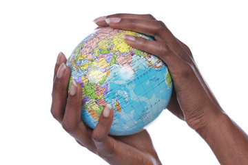 Zwei schwarze Hände halten eine Weltkugel