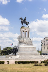 Kuba, Havanna, Maximo Gomez Monument: Reiterdenkmal und Strassenszene im Park Martires del 71 im Zentrum der kubanischen Hauptstadt