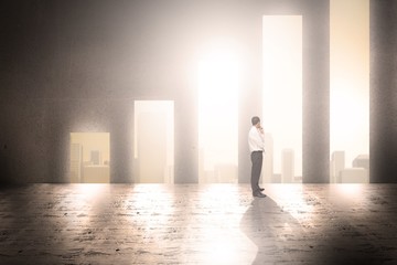 Obraz premium Złożony obraz przemyślanego biznesmena z klasą, patrząc od hotelu