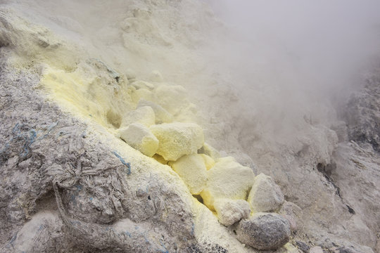 Fumarola de azufre en el Volc&aacute;n Sibayak en Berastagi, Sumatra, Indonesia