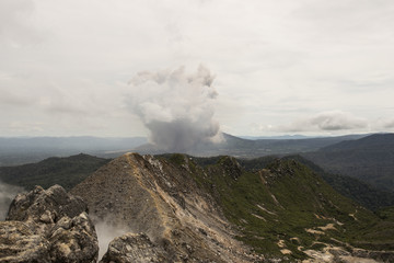 Erupci&oacute;n del Volc&aacute;n Sinabung en Berastagi, Sumatra, Indonesia