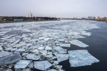 Spring break on the Neva River in St. Petersburg.   © vserg48