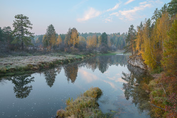 Fototapeta na wymiar Frosty autumn morning on the river