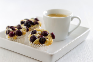 Blaubeertörtchen mit Kaffee
