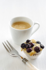 Blaubeertörtchen mit Kaffee