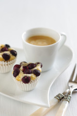 Blaubeertörtchen mit Kaffee