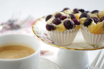 Blaubeertörtchen mit Kaffee