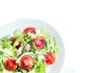 Свежий салат на белой тарелке