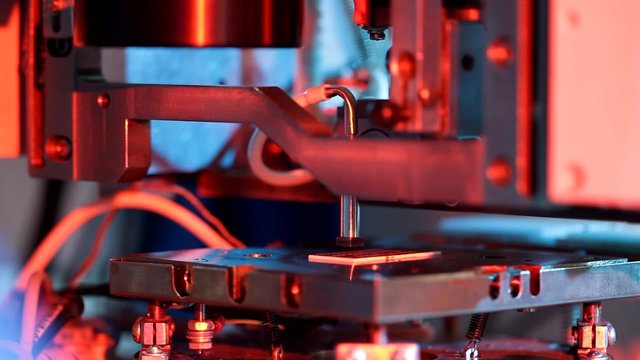 Bonder microelectronic equipment in testing work in the laboratory