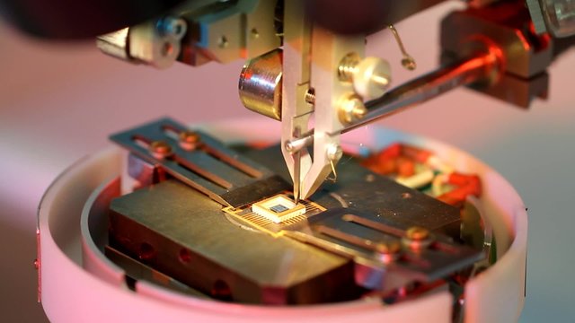 Universal wire bonder microelectronic equipment in work